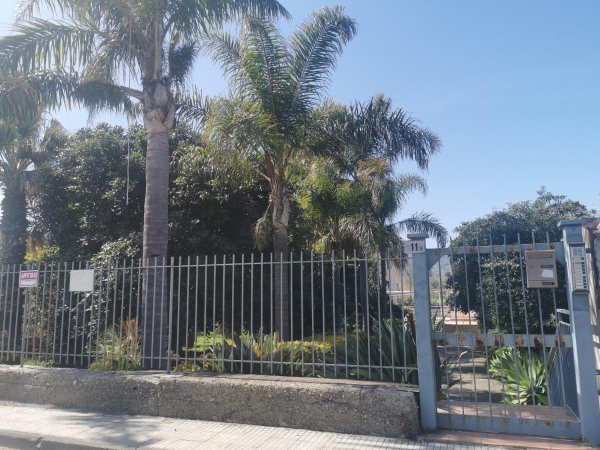 "Maretna" Apartment Mascali Bagian luar foto